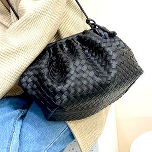 Woven faux leather shoulder bag - black